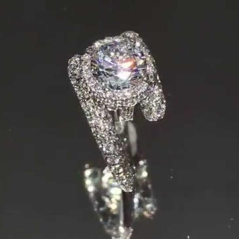 Round Diamond in Fancy Halo Design